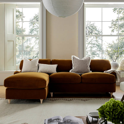 Canapé-lit en velours Daphnis Cinnamon, grande méridienne orientée à gauche