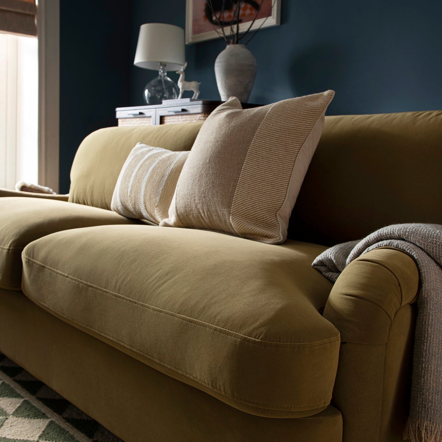 Canapé-lit en velours Daphnis Fudge, grand format 3 places