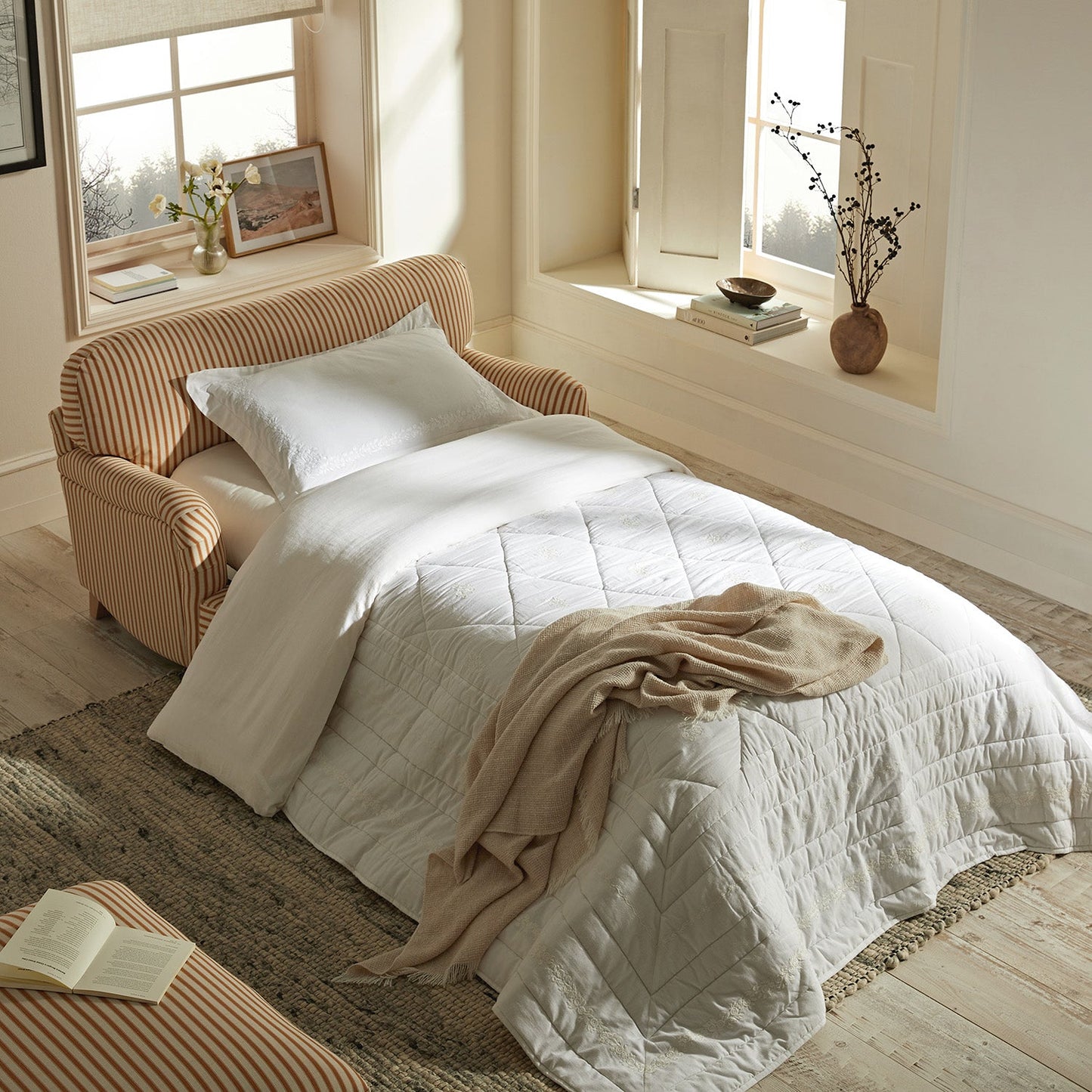 Canapé-lit et causeuse en tissu mélangé lin à rayures ocre Daphnis