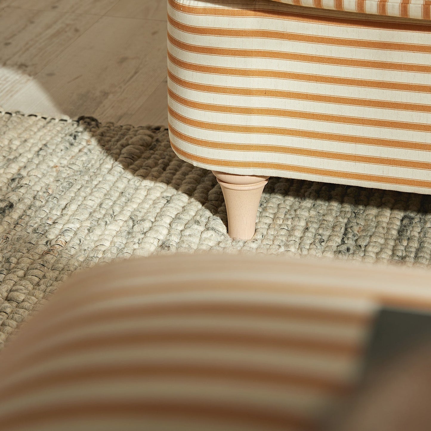 Canapé-lit et causeuse en tissu mélangé lin à rayures ocre Daphnis