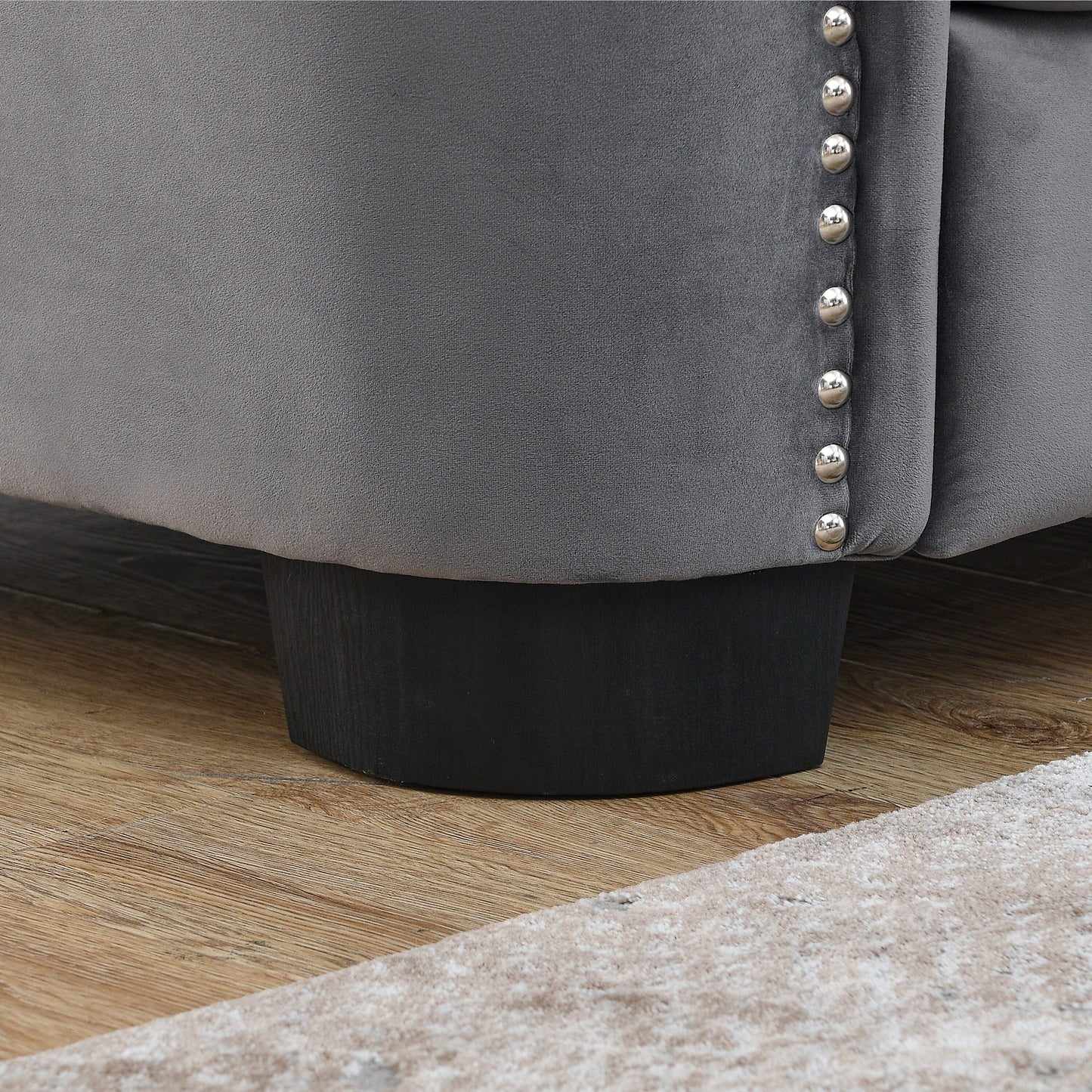 Canapé 2 places moderne en velours gris de 150 cm avec dossier capitonné et accoudoirs cloutés