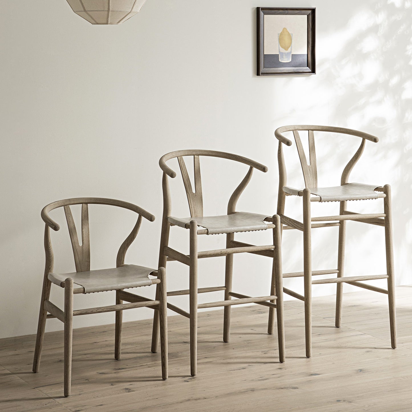 Tabouret de bar Hansel, structure en orme patiné et assise en similicuir gris clair