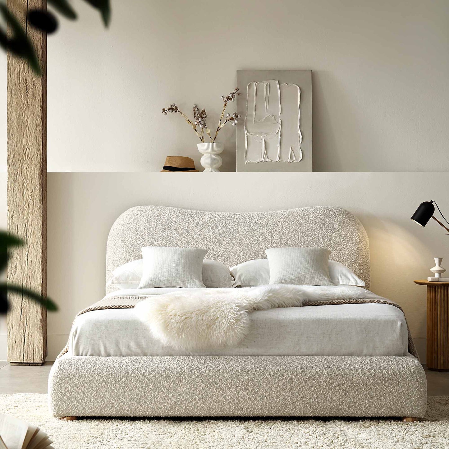 Lit coffre ottoman beige avec tête de lit incurvée Egerie