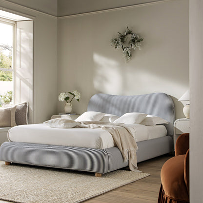 Lit ottoman avec tête de lit incurvée et rangement en tissu rayé bleu ardoise Egerie