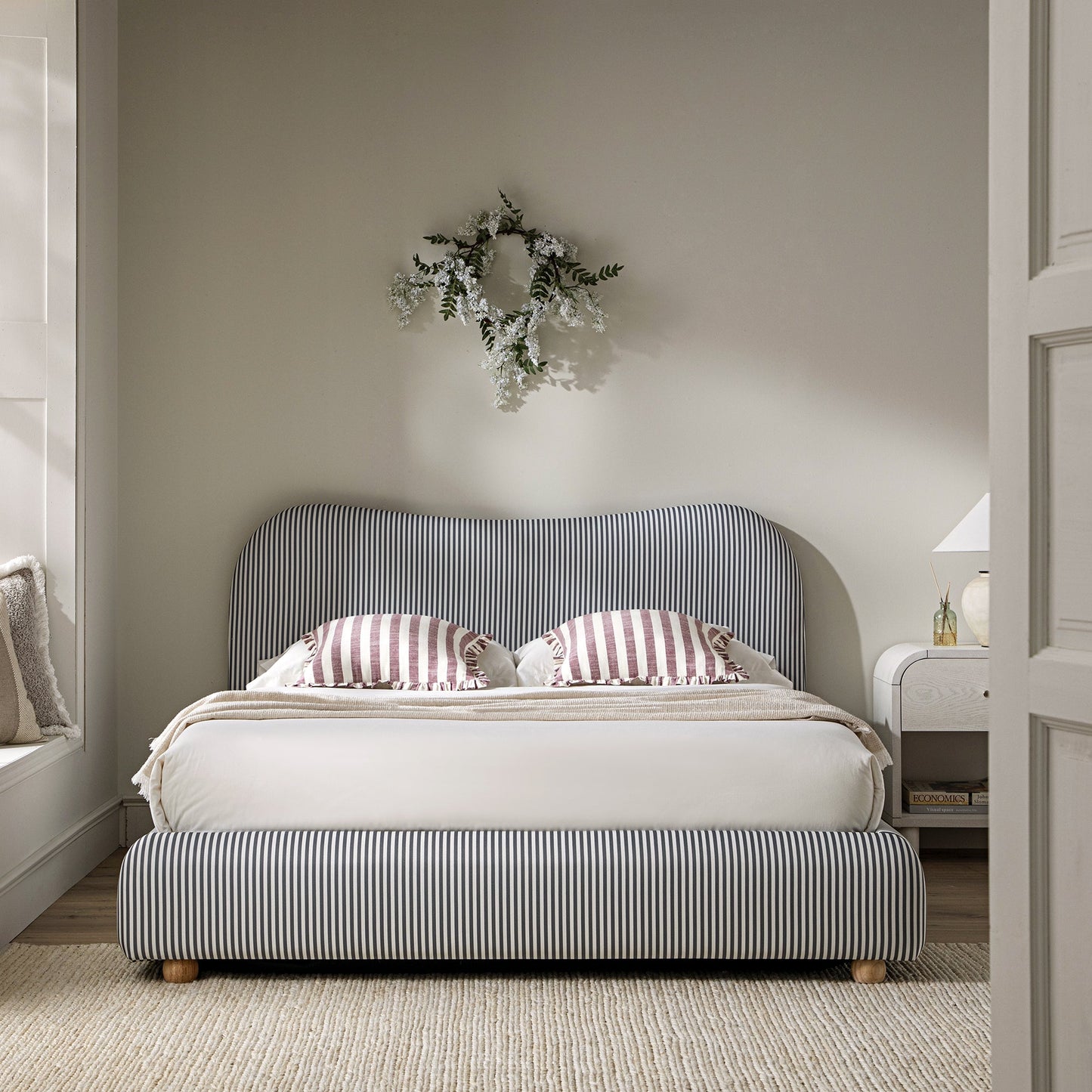 Lit ottoman avec tête de lit incurvée et rangement en tissu rayé bleu ardoise Egerie