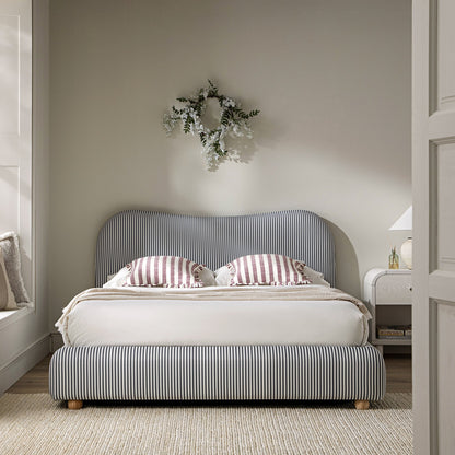 Lit ottoman avec tête de lit incurvée et rangement en tissu rayé bleu ardoise Egerie