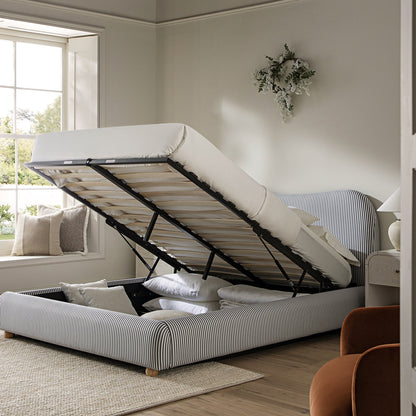 Lit ottoman avec tête de lit incurvée et rangement en tissu rayé bleu ardoise Egerie