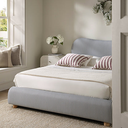 Lit ottoman avec tête de lit incurvée et rangement en tissu rayé bleu ardoise Egerie