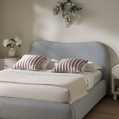 Lit ottoman avec tête de lit incurvée et rangement en tissu rayé bleu ardoise Egerie