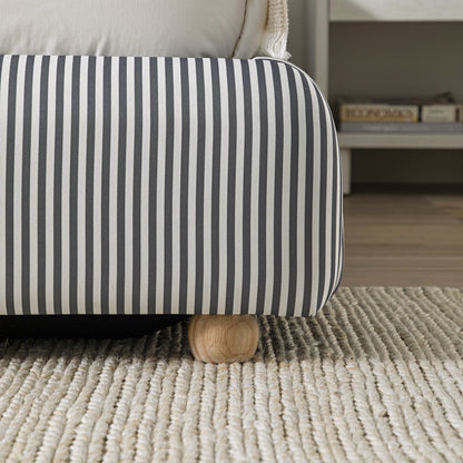 Lit ottoman avec tête de lit incurvée et rangement en tissu rayé bleu ardoise Egerie