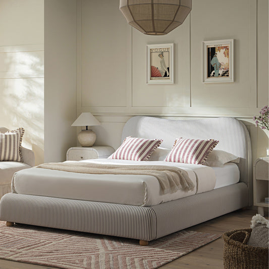 Lit coffre ottoman en tissu rayé taupe clair avec tête de lit incurvée Egerie