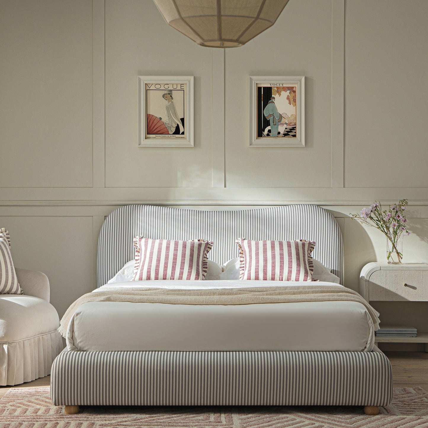 Lit coffre ottoman en tissu rayé taupe clair avec tête de lit incurvée Egerie