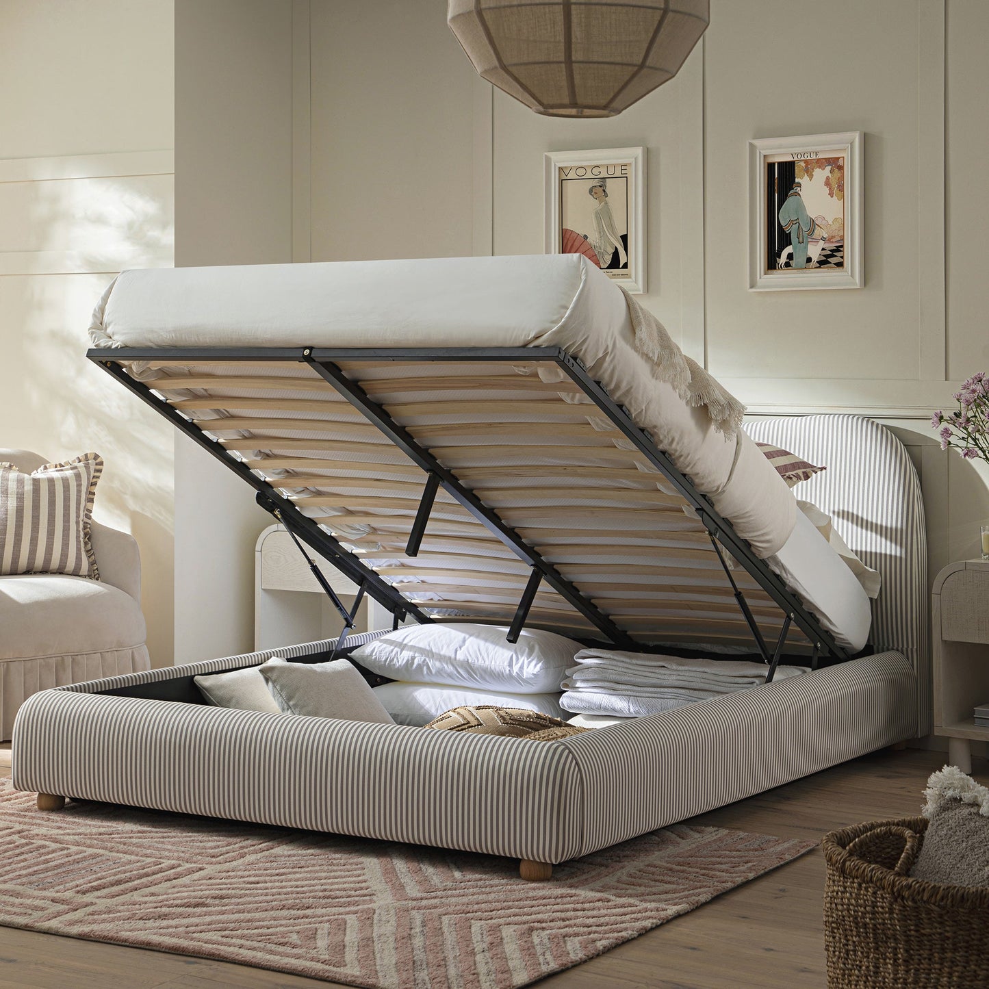 Lit coffre ottoman en tissu rayé taupe clair avec tête de lit incurvée Egerie