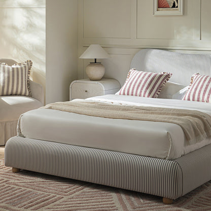 Lit coffre ottoman en tissu rayé taupe clair avec tête de lit incurvée Egerie