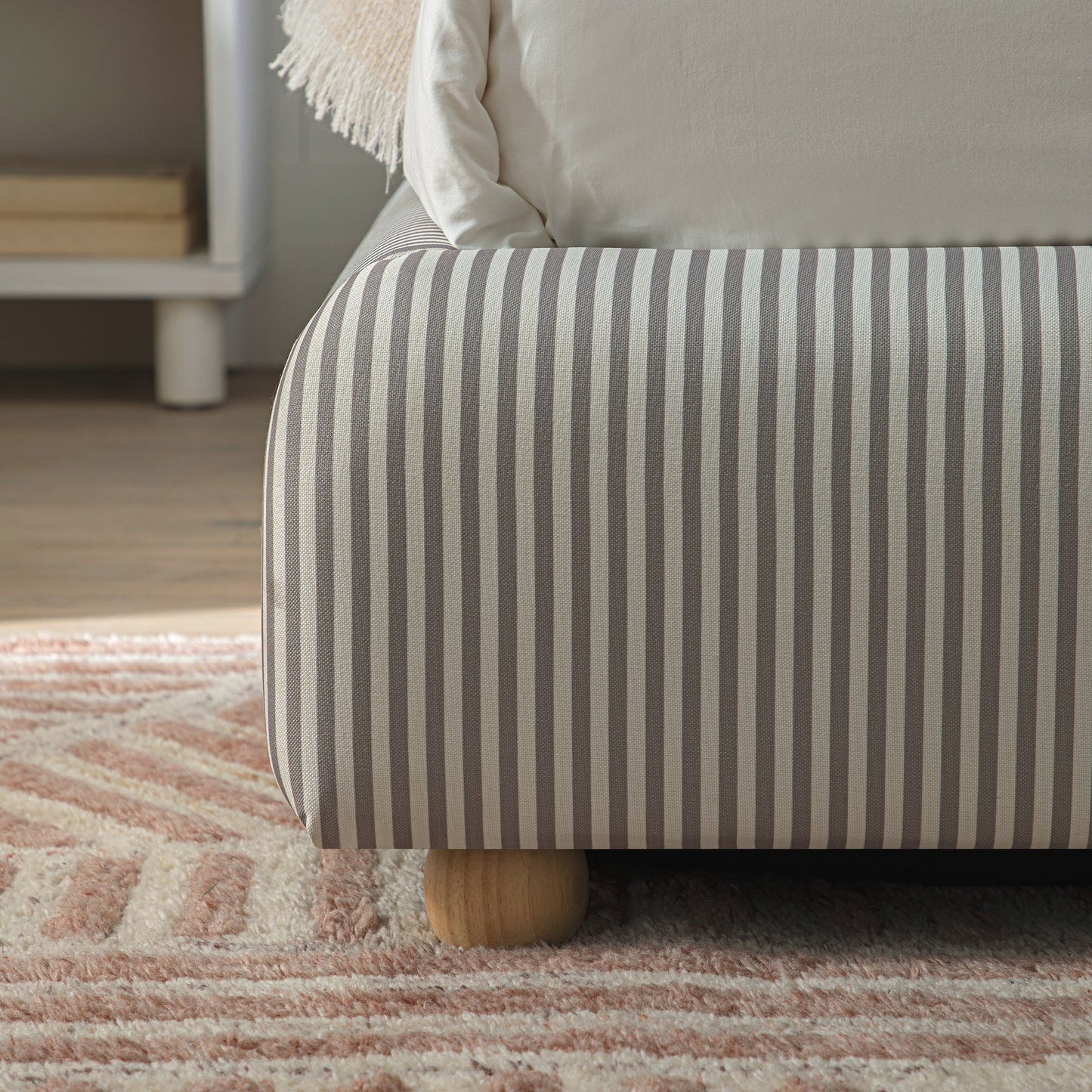 Lit coffre ottoman en tissu rayé taupe clair avec tête de lit incurvée Egerie