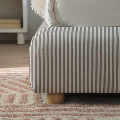 Lit coffre ottoman en tissu rayé taupe clair avec tête de lit incurvée Egerie
