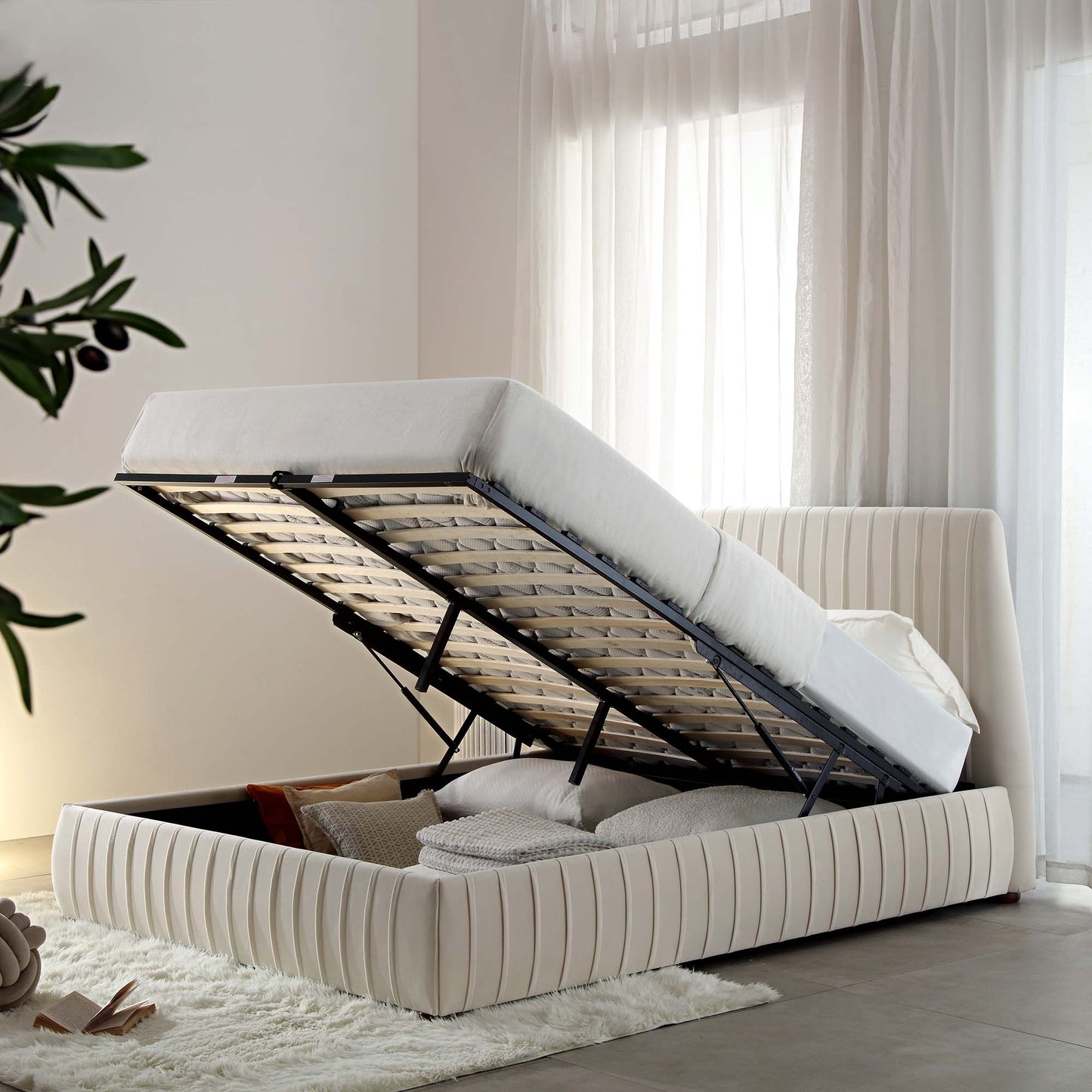 Lit coffre ottoman plissé Helia, velours champagne