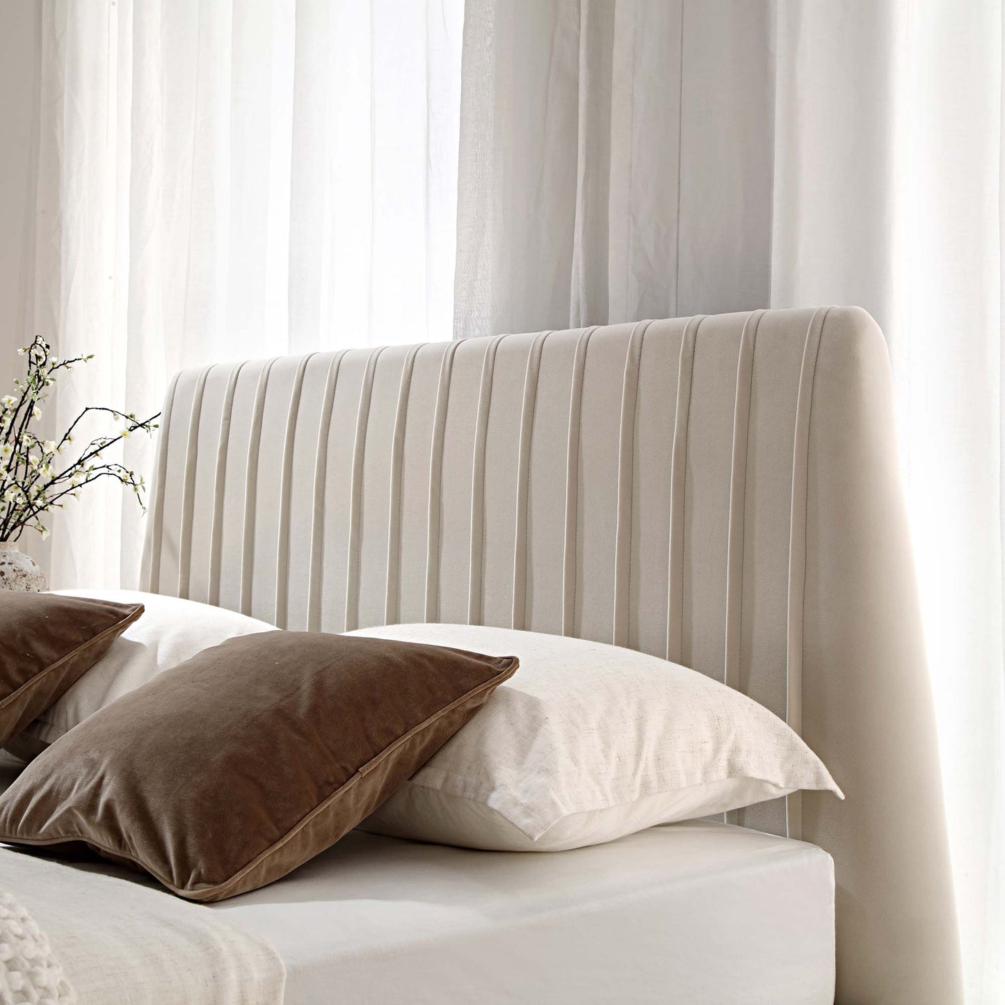 Lit coffre ottoman plissé Helia, velours champagne