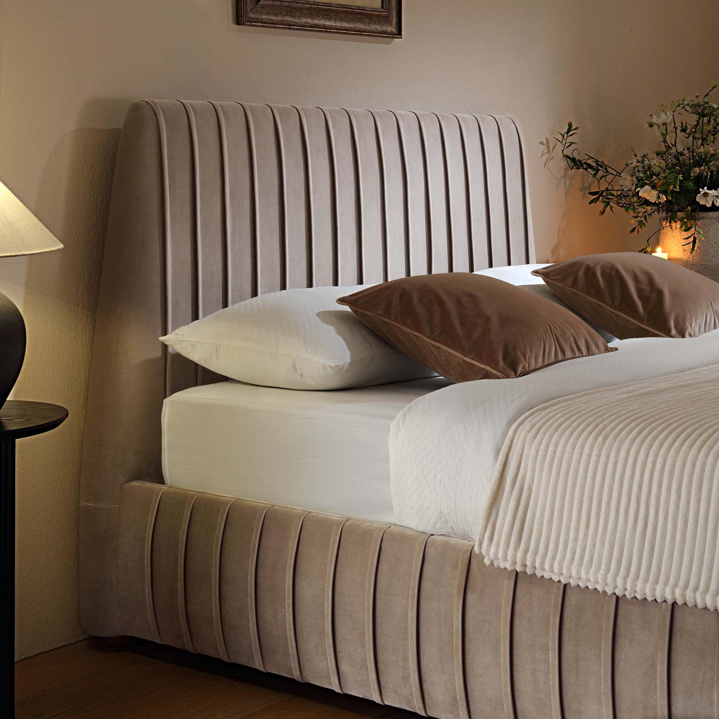 Lit coffre ottoman plissé Helia, velours taupe