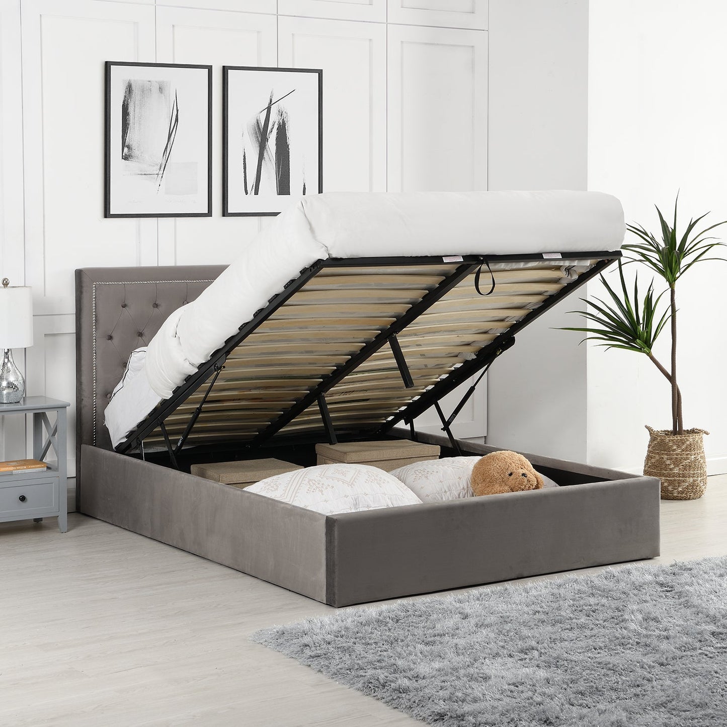 Lit ottoman rembourré Hartwell avec tête de lit profondément boutonnée (velours gris)
