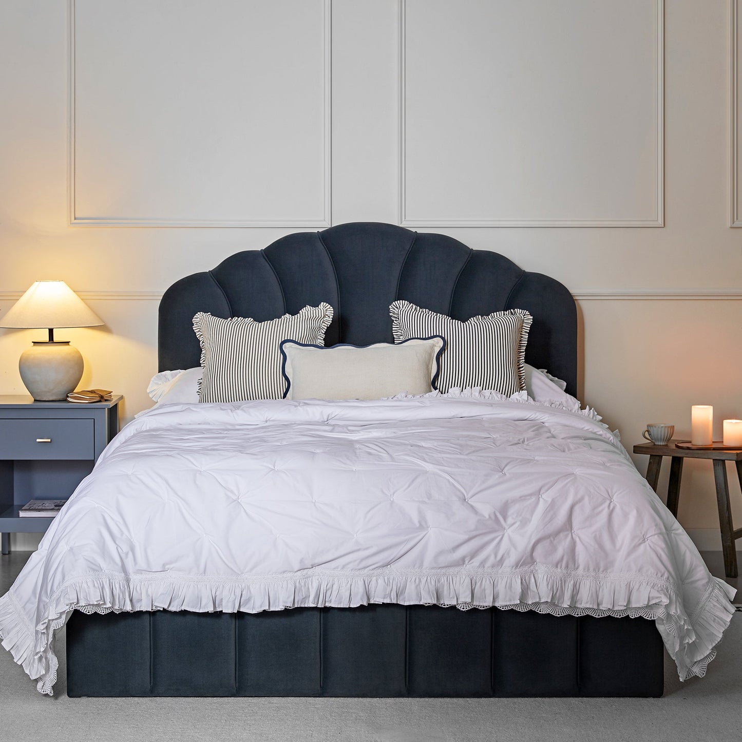 Lit coffre ottoman Hana, velours bleu égéen