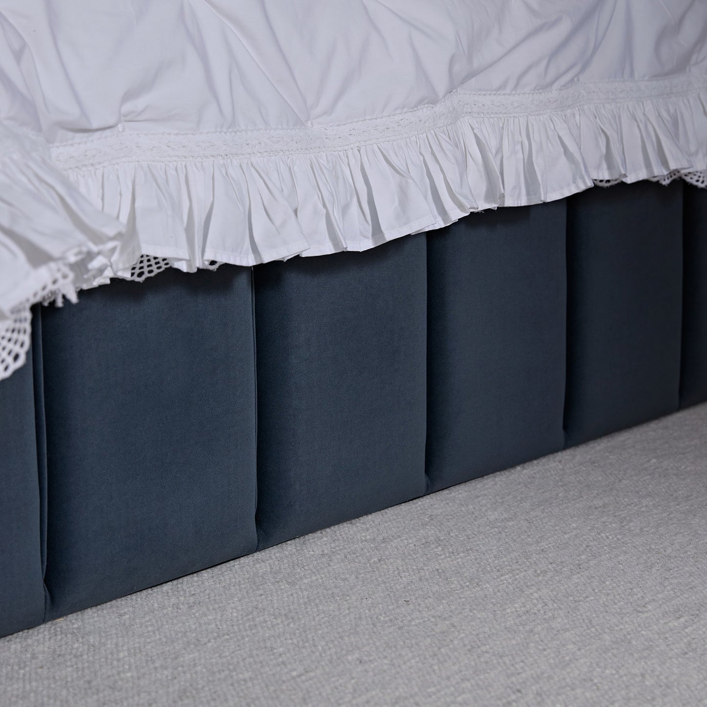 Lit coffre ottoman Hana, velours bleu égéen