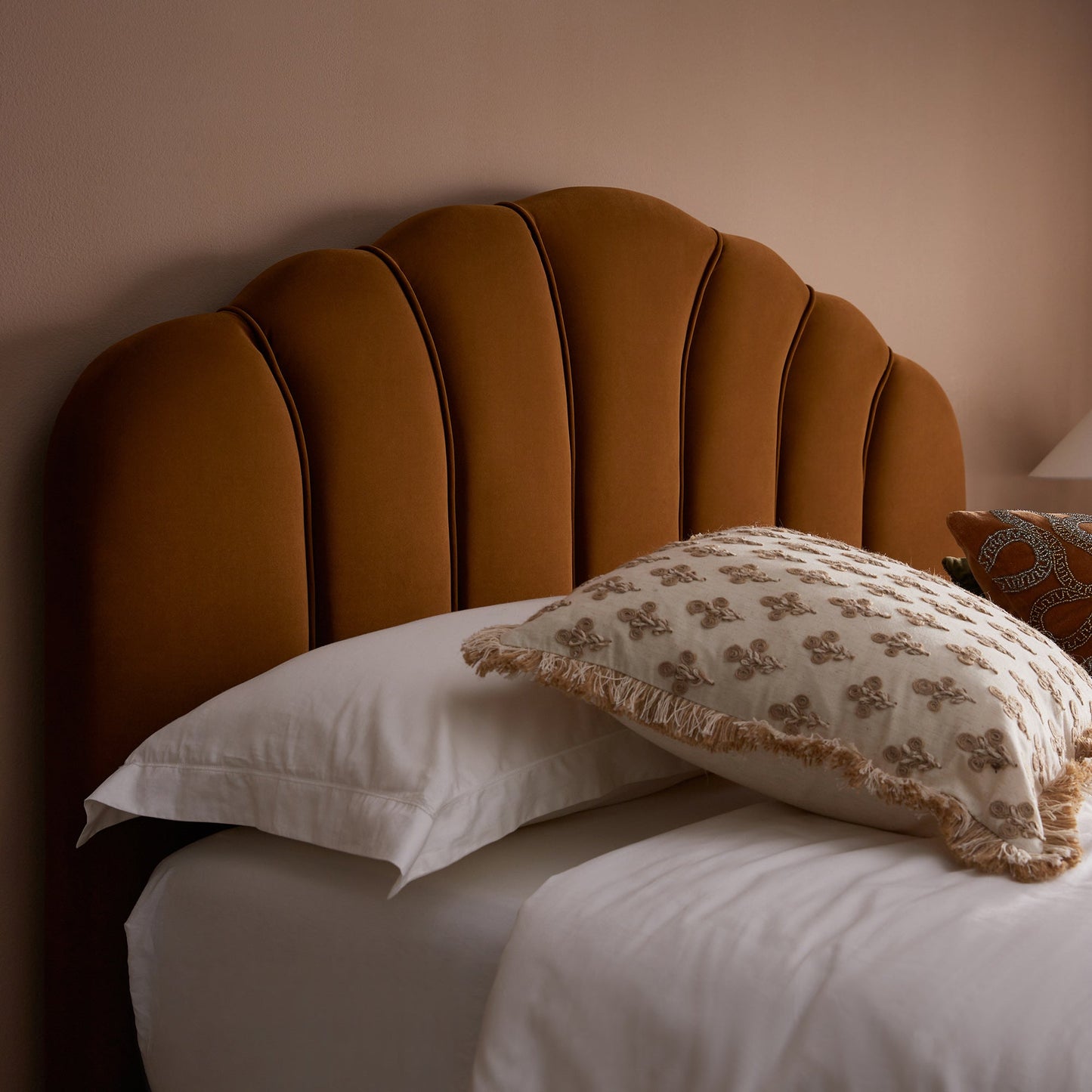 Lit coffre ottoman Hana, velours cannelle