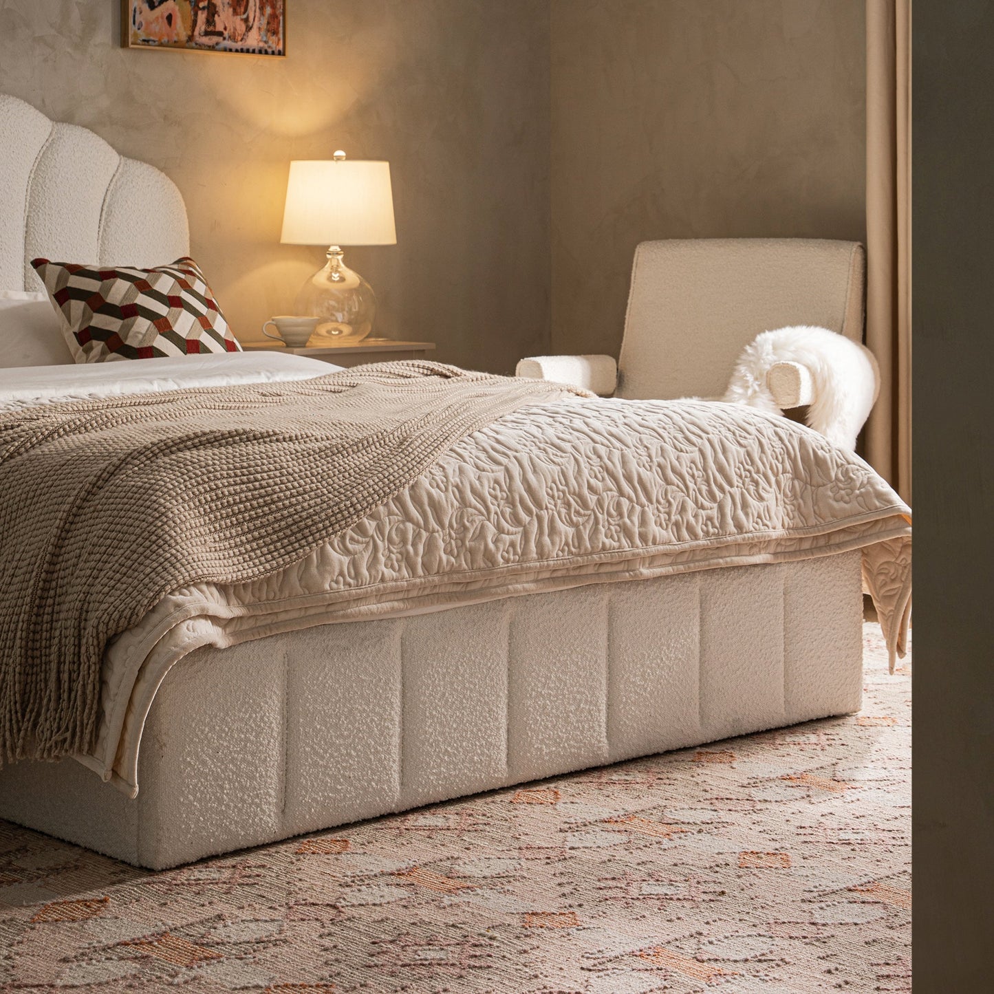 Lit coffre ottoman Hana, boucle écrue