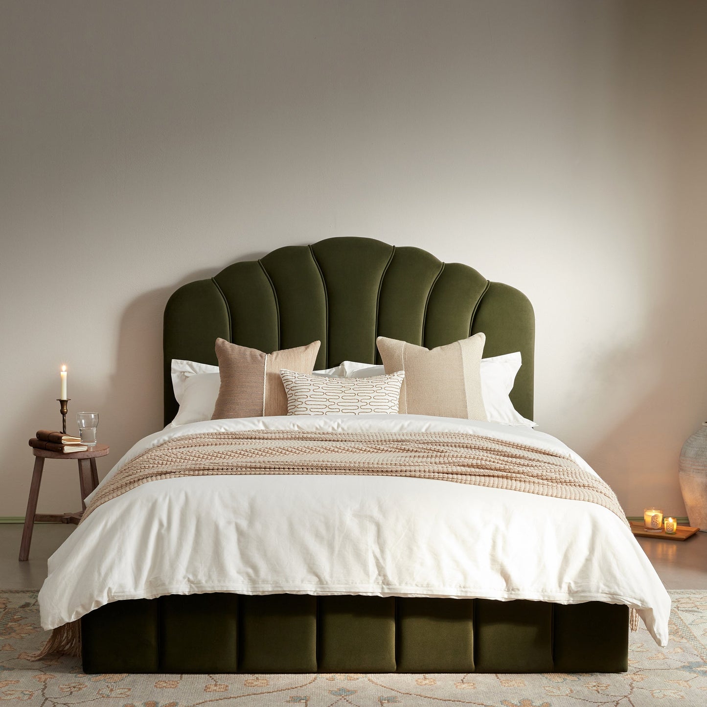 Lit coffre ottoman Hana, velours vert mousse