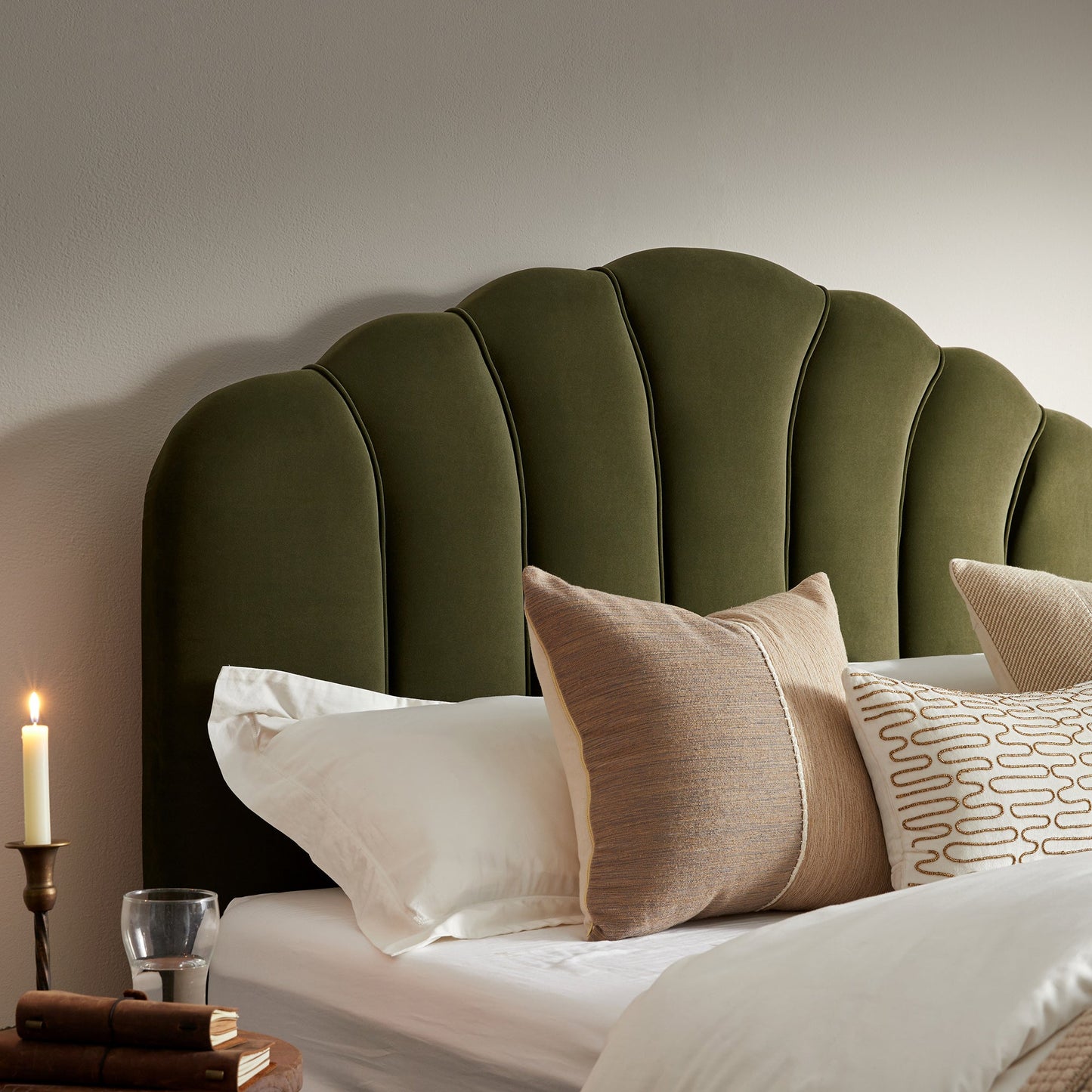 Lit coffre ottoman Hana, velours vert mousse