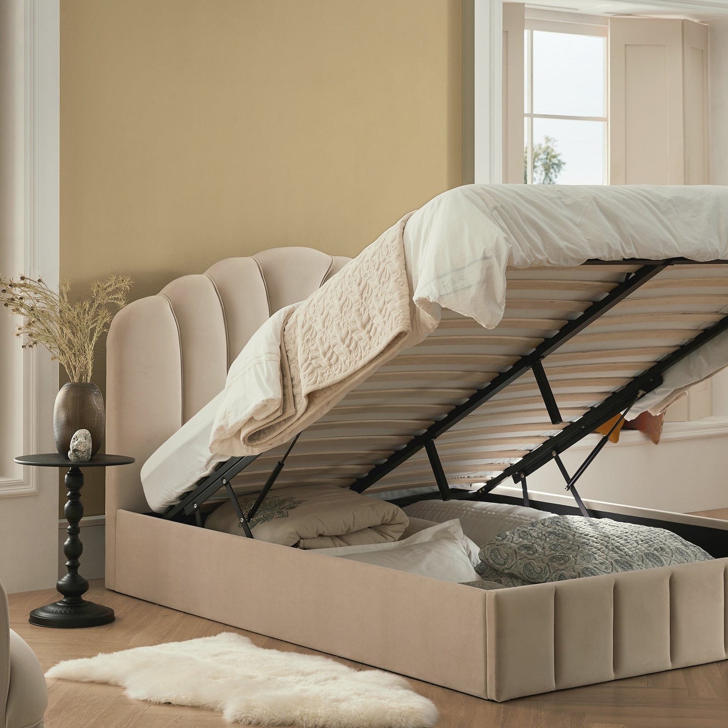 Lit coffre ottoman Hana, velours pierre chaud