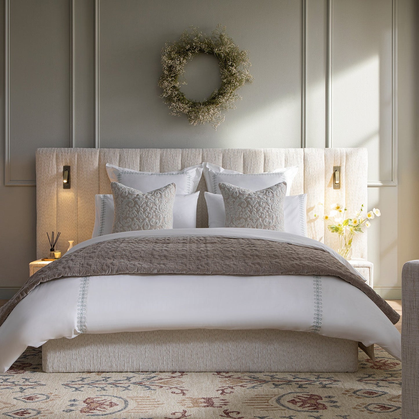 Lit coffre ottoman surdimensionné Tremezzo, tissu texturé beige