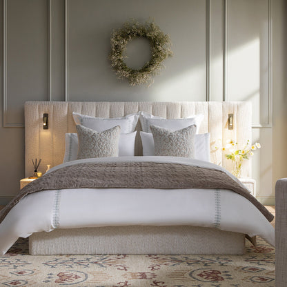 Lit coffre ottoman surdimensionné Tremezzo, tissu texturé beige