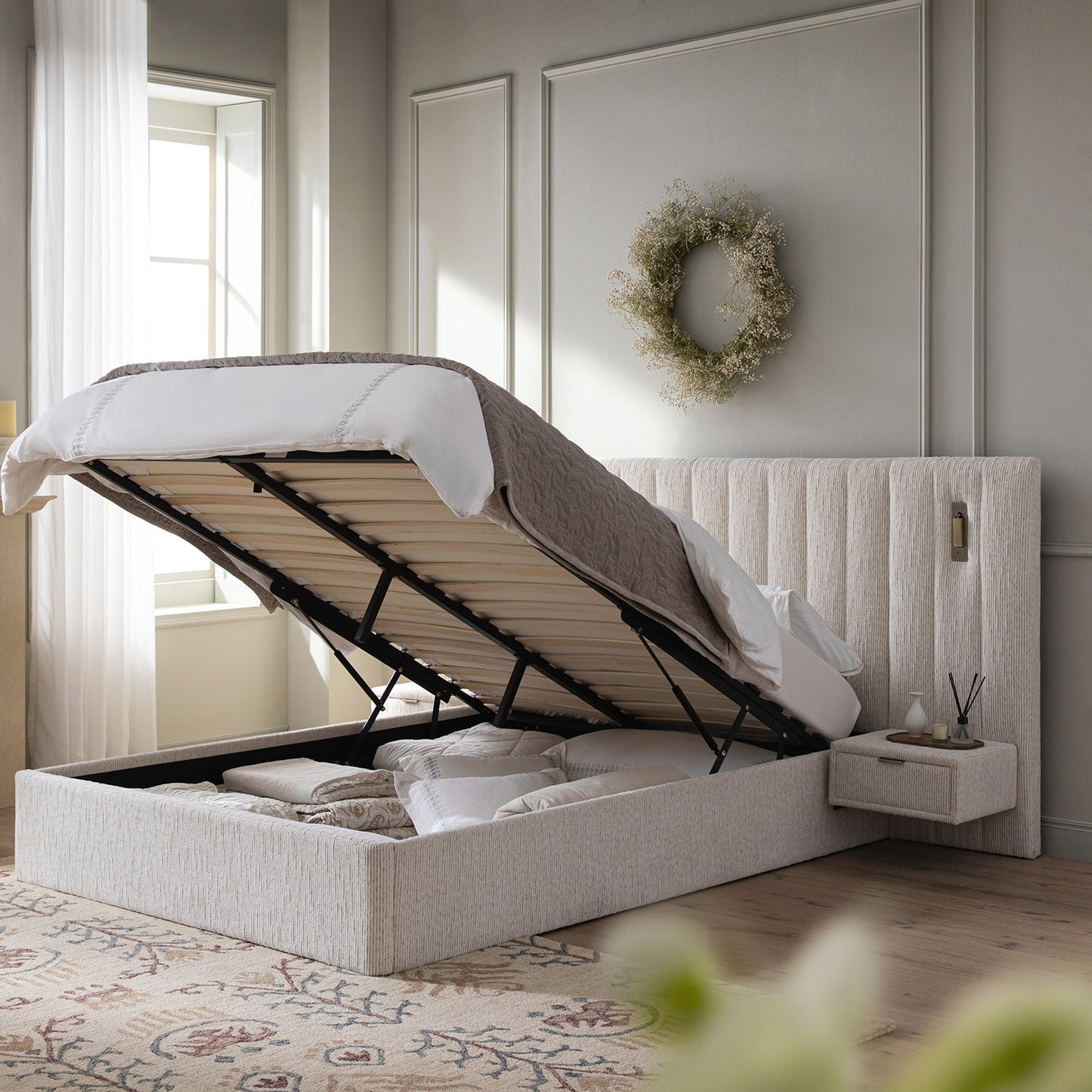 Lit coffre ottoman surdimensionné Tremezzo, tissu texturé beige