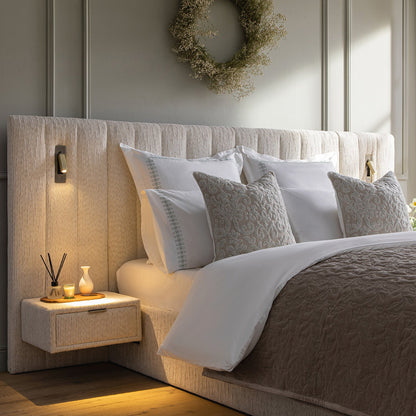 Lit coffre ottoman surdimensionné Tremezzo, tissu texturé beige