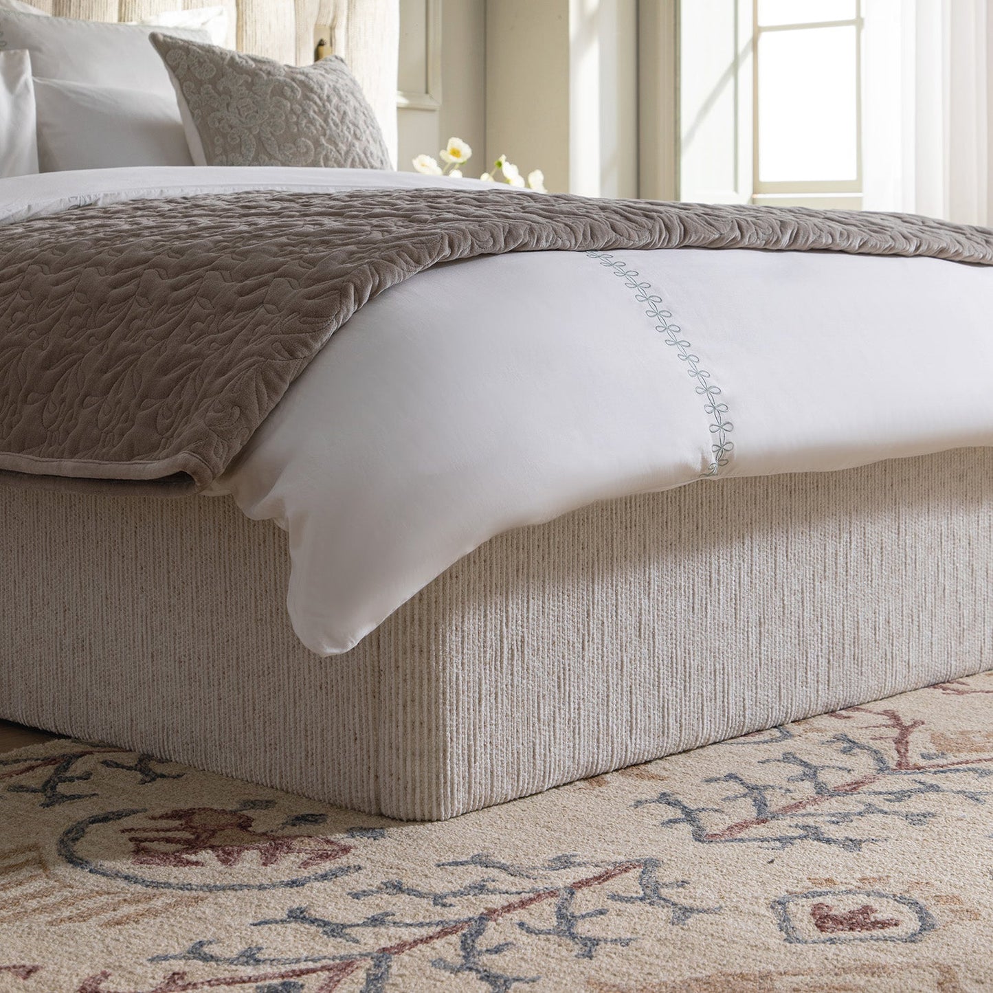 Lit coffre ottoman surdimensionné Tremezzo, tissu texturé beige