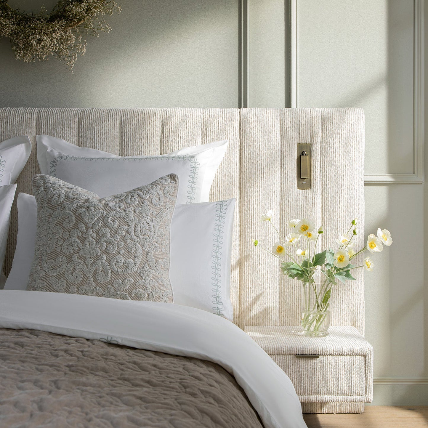 Lit coffre ottoman surdimensionné Tremezzo, tissu texturé beige