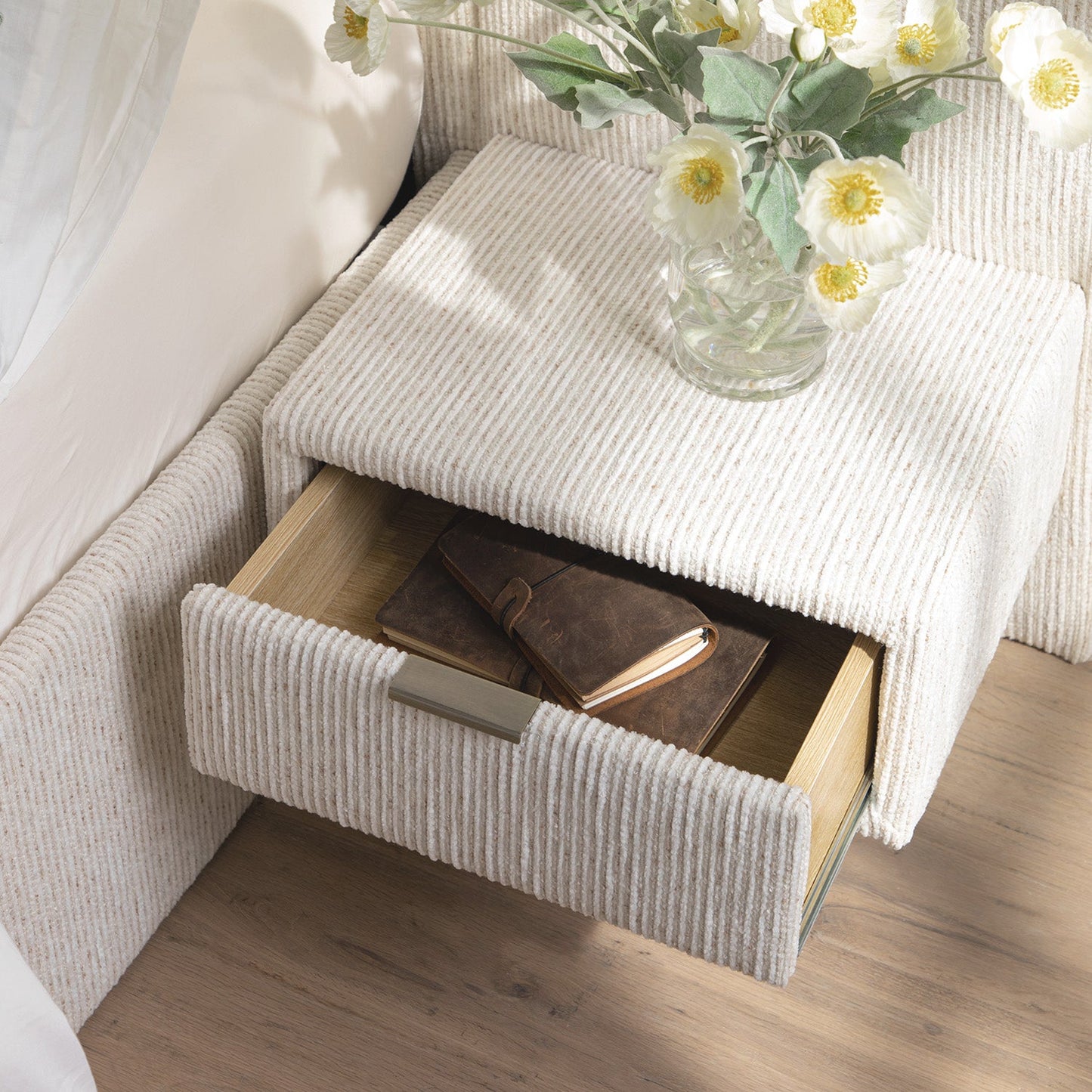 Lit coffre ottoman surdimensionné Tremezzo, tissu texturé beige