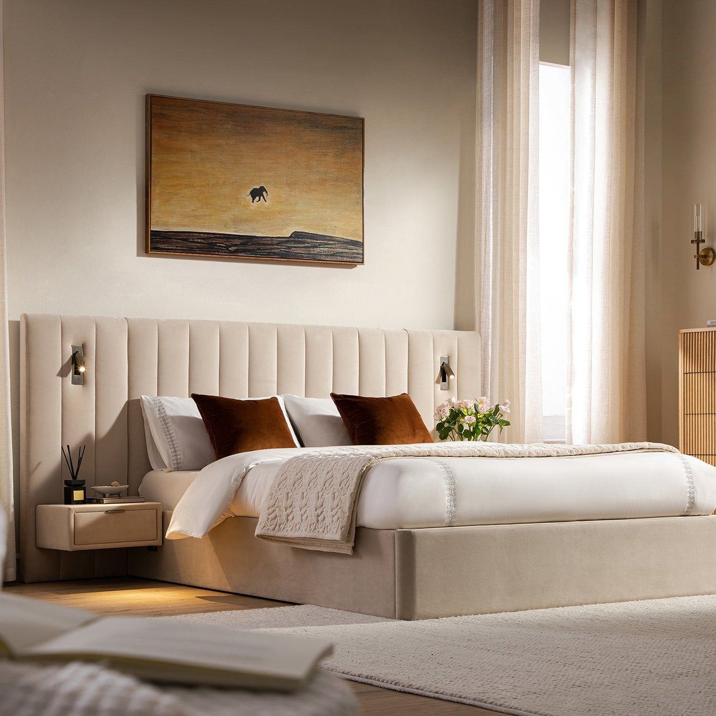 Lit coffre ottoman surdimensionné Tremezzo, velours champagne