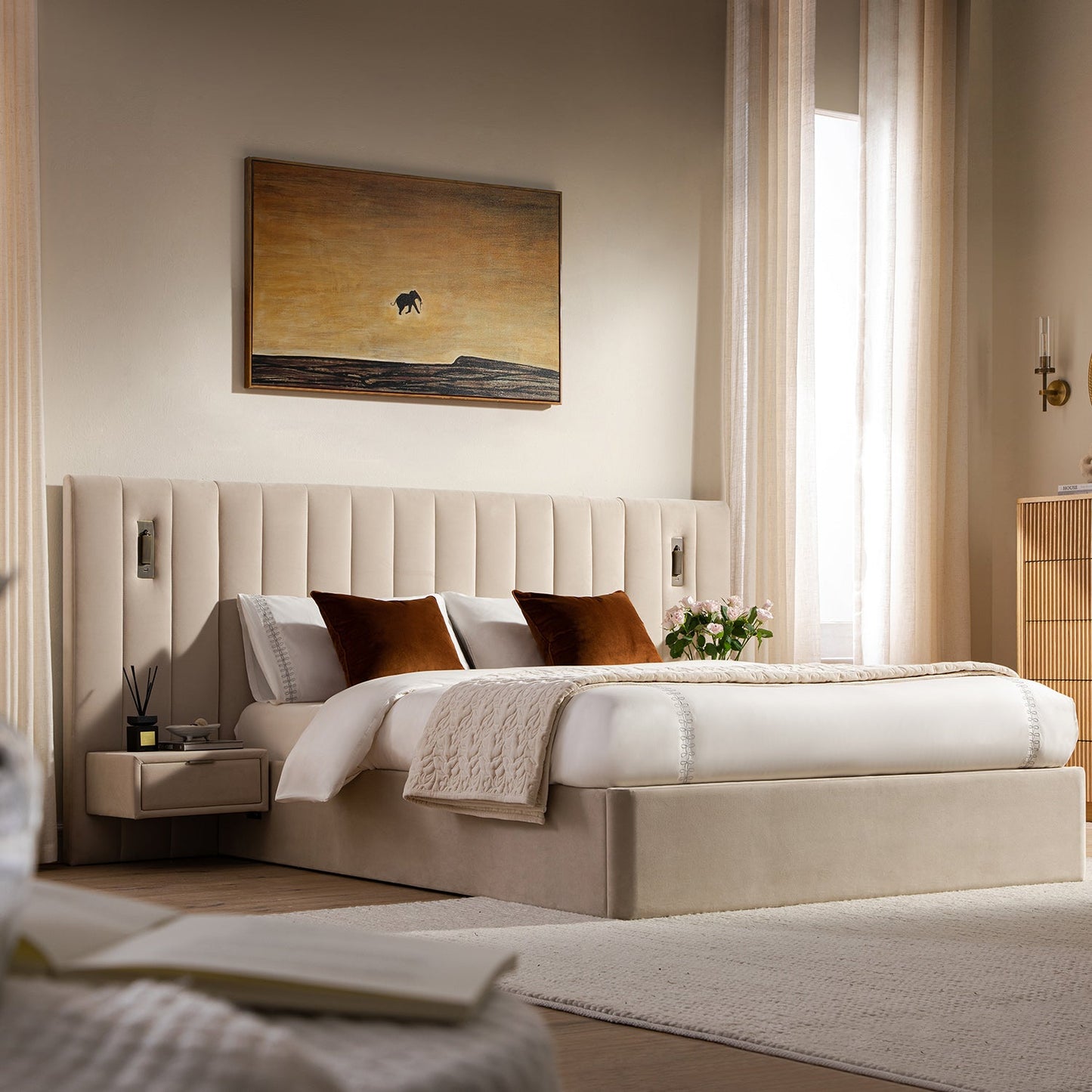 Lit coffre ottoman surdimensionné Tremezzo, velours champagne