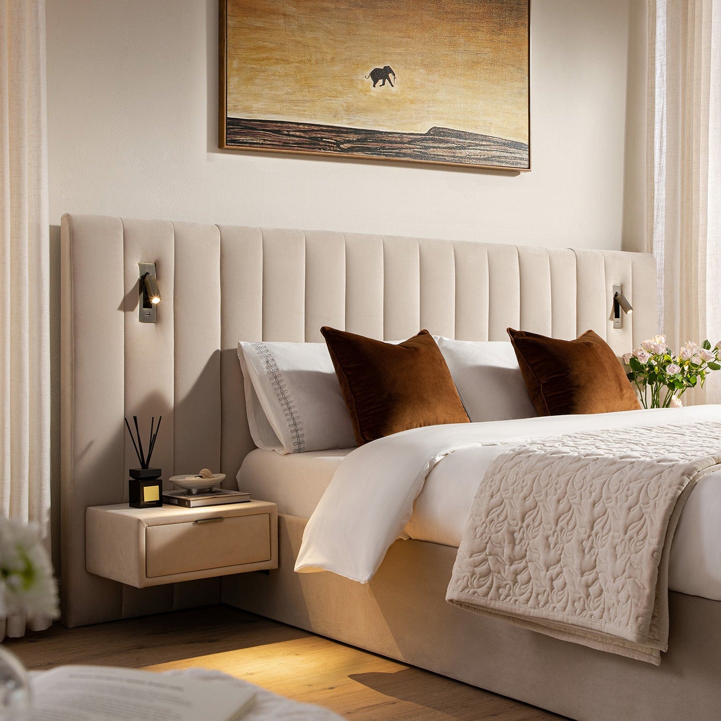 Lit coffre ottoman surdimensionné Tremezzo, velours champagne