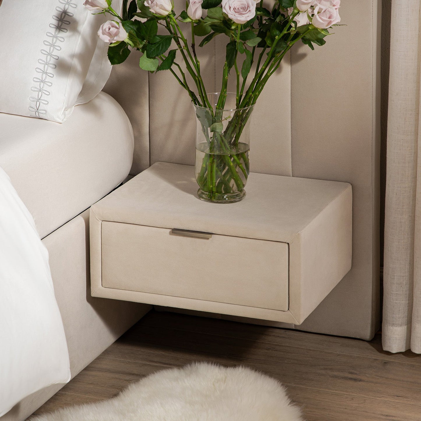 Lit coffre ottoman surdimensionné Tremezzo, velours champagne