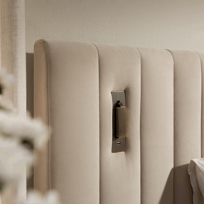 Lit coffre ottoman surdimensionné Tremezzo, velours champagne