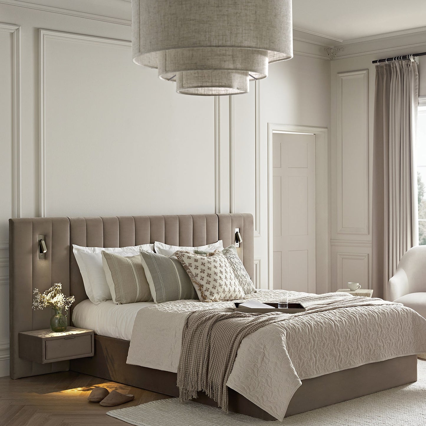 Lit coffre ottoman surdimensionné Tremezzo, velours taupe