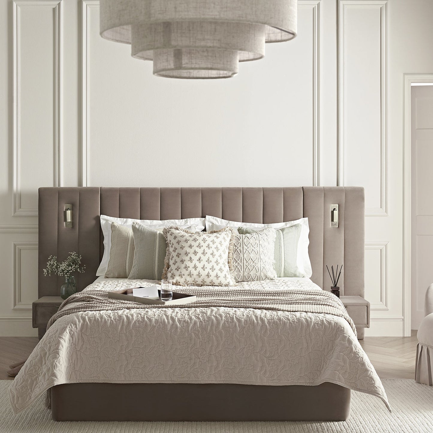 Lit coffre ottoman surdimensionné Tremezzo, velours taupe