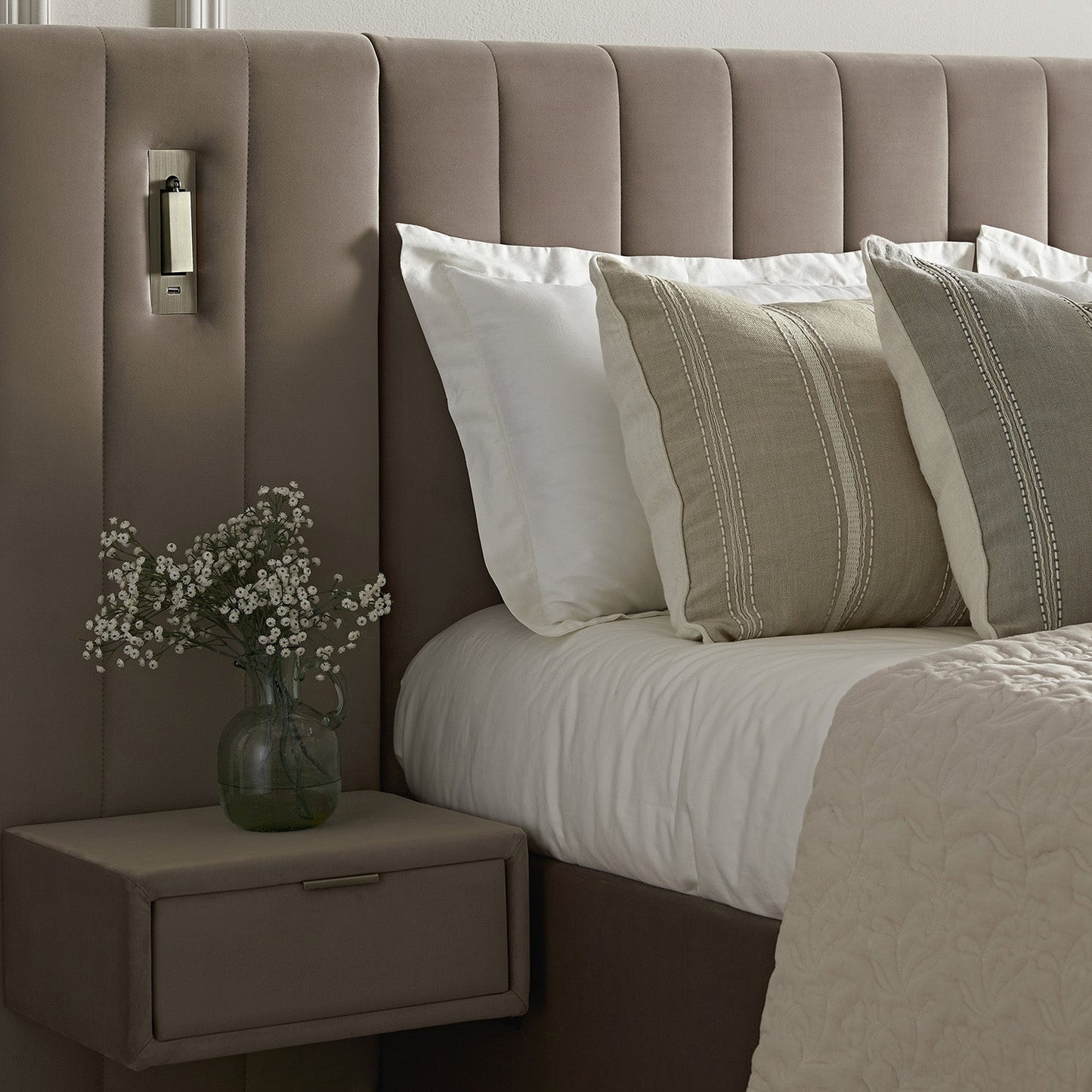 Lit coffre ottoman surdimensionné Tremezzo, velours taupe