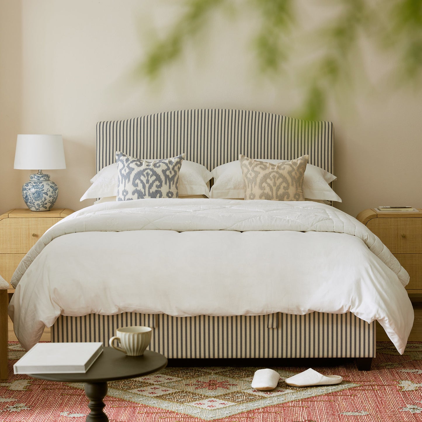 Lit ottoman rembourré Chilworth, mélange de lin à rayures bleues