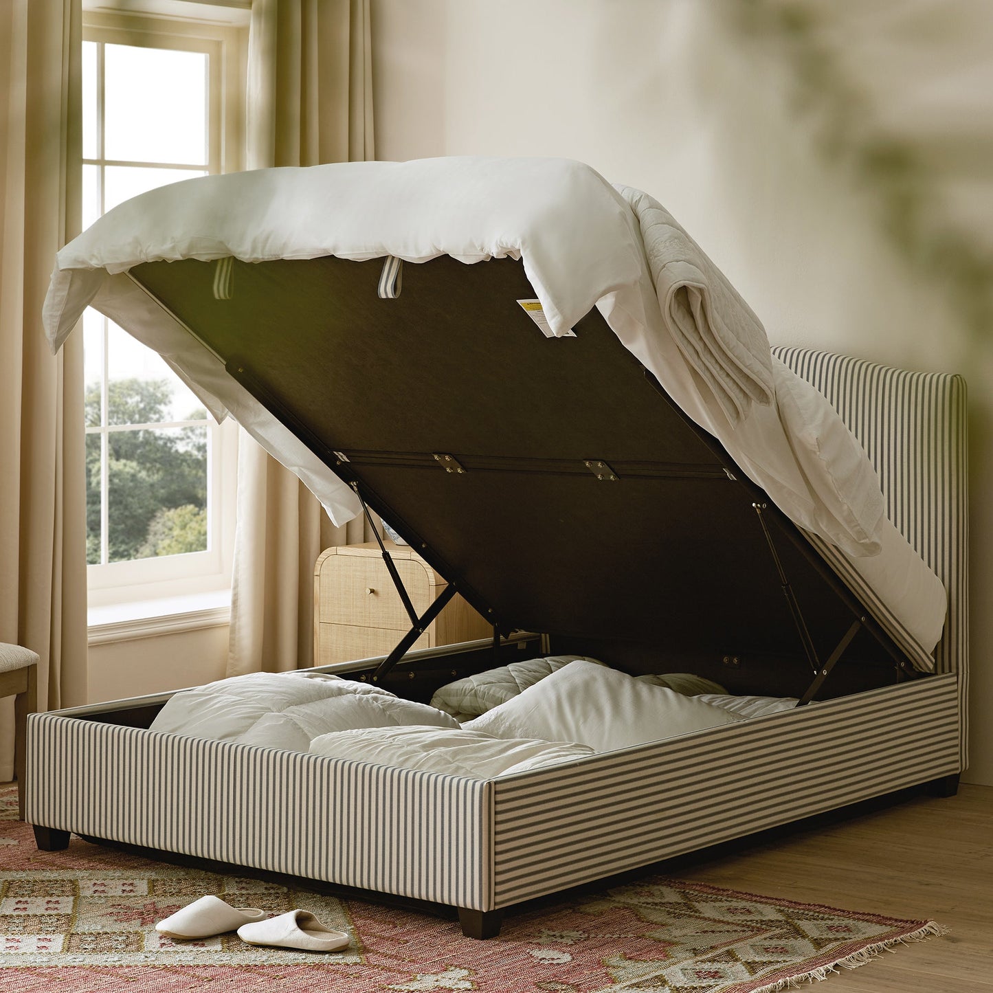 Lit ottoman rembourré Chilworth, mélange de lin à rayures bleues