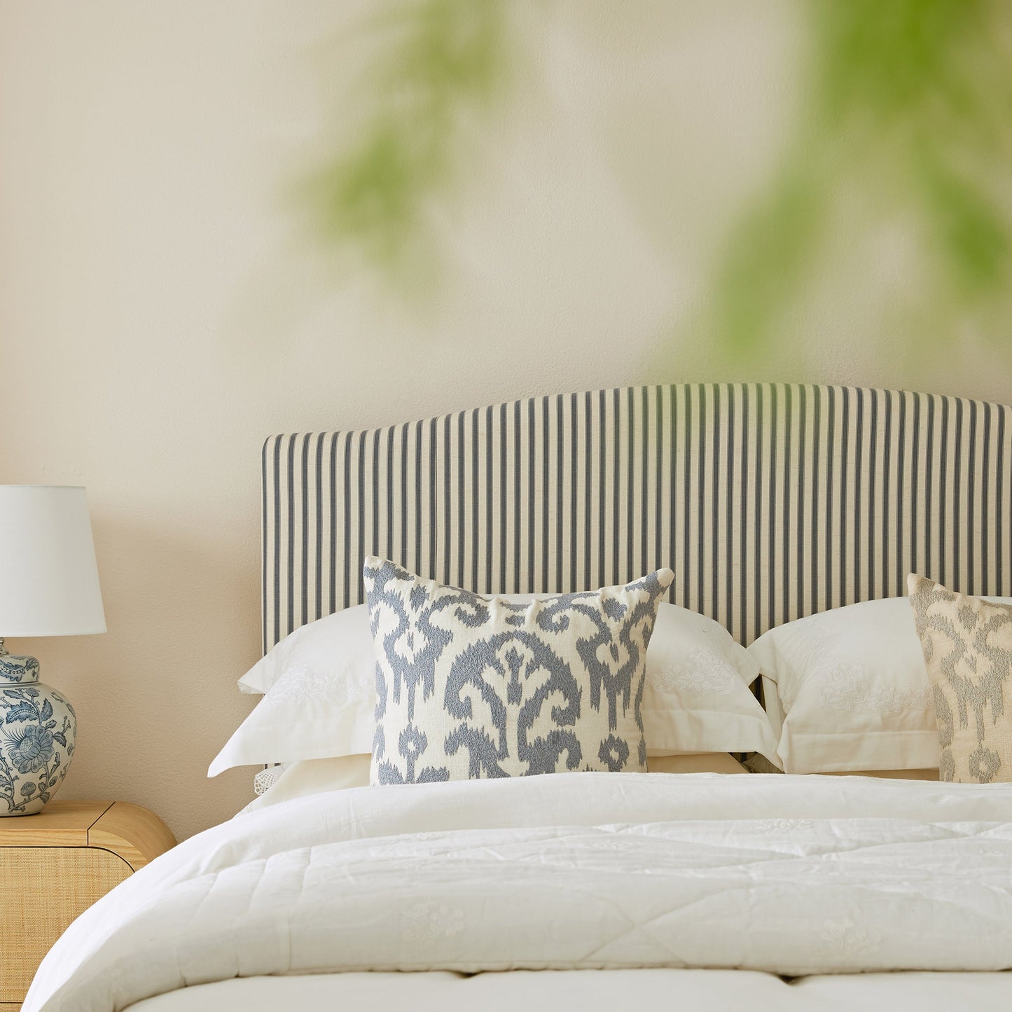 Lit ottoman rembourré Chilworth, mélange de lin à rayures bleues