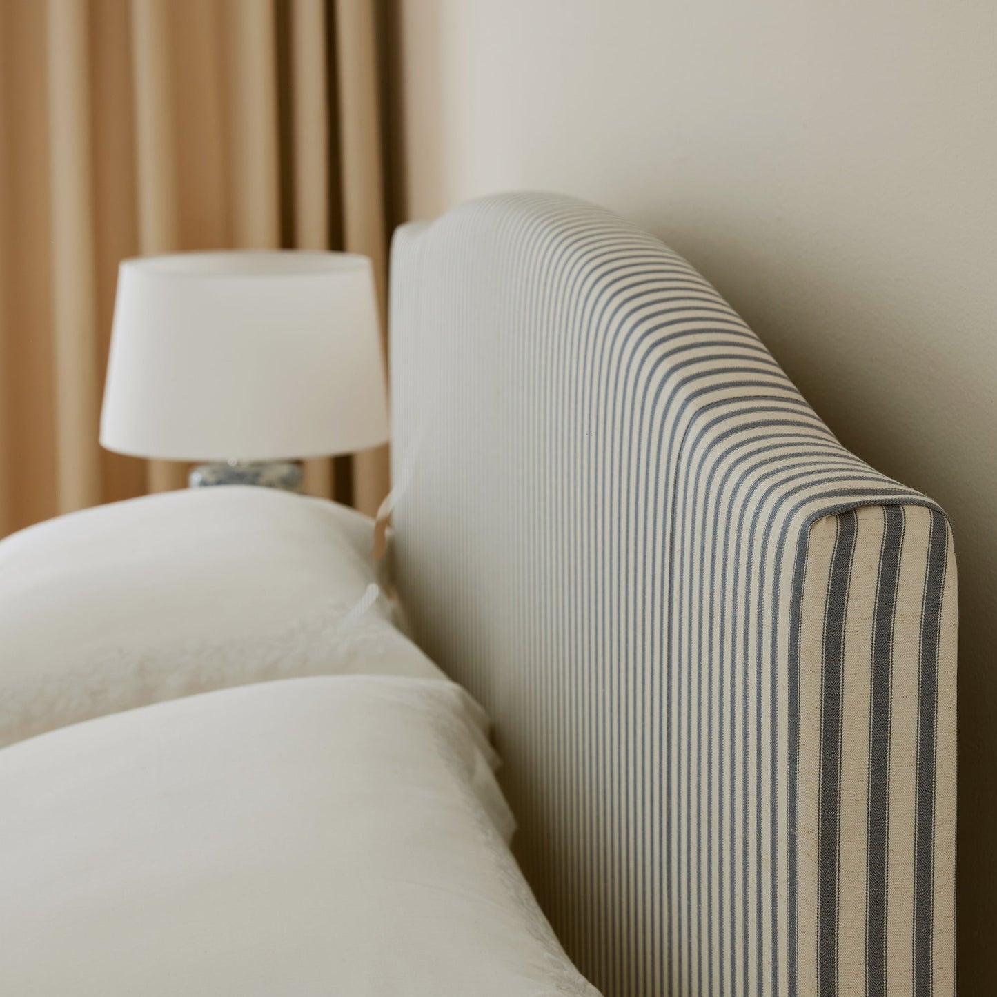 Lit ottoman rembourré Chilworth, mélange de lin à rayures bleues